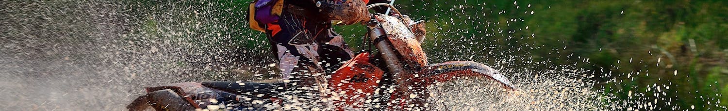 Det perfekta ögonblicket Crossförare actionfoto